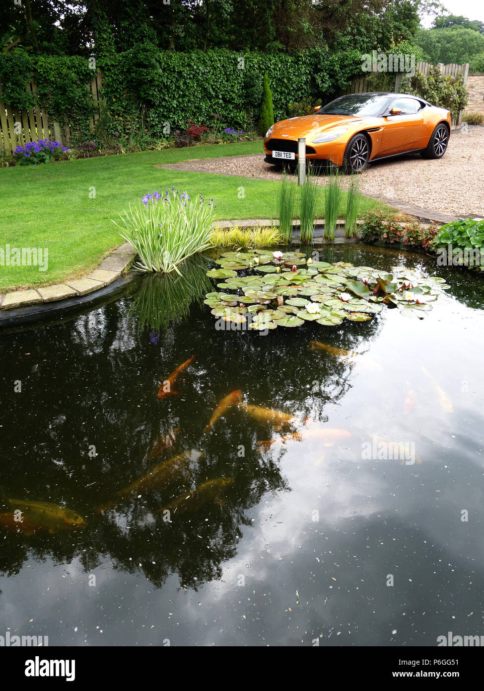 Aston Martin DB11 in una casa privata nel South Yorkshire. La Aston Martin DB11 è un British Grand Tourer Foto Stock