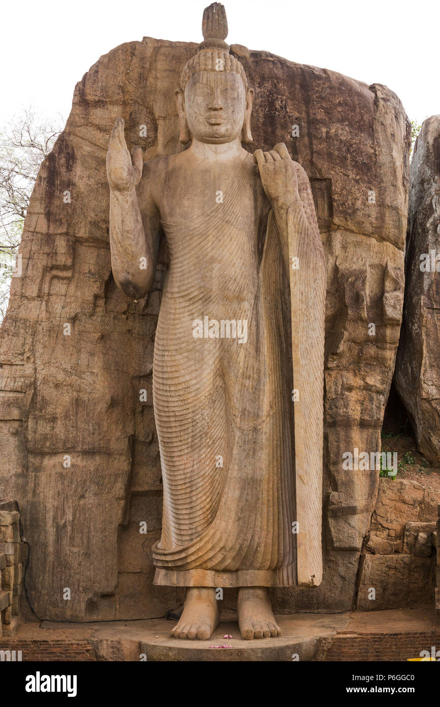 Avukana statua del Buddha, Sri Lanka. Luglio 2017 Foto Stock