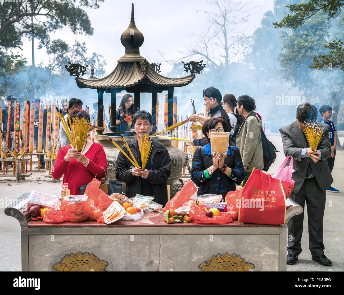 19 Febbraio 2018 - di Ngong Ping, Lantau Island, Hong Kong. I religiosi popoli asiatici pregando presso il Monastero Po Lin situato nell'Isola di Lantau Foto Stock