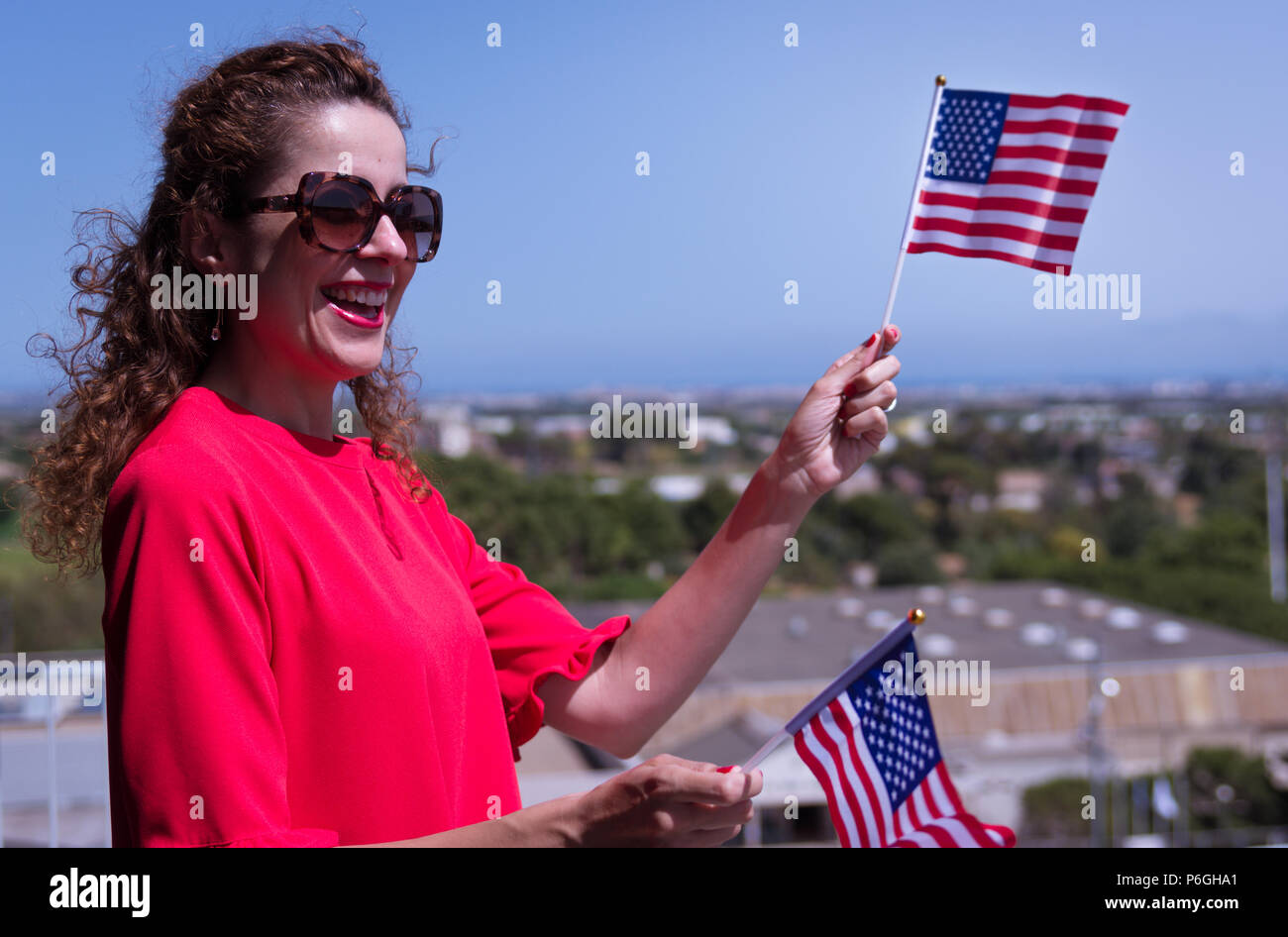 Brunette donna con USA bandiera nazionale mano. Foto Stock