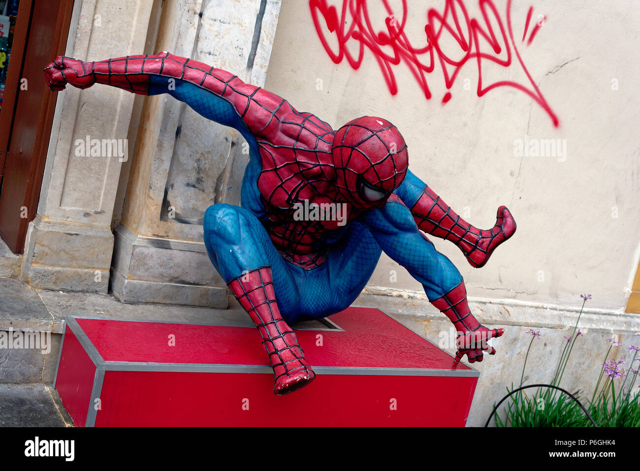 Piccola statua di Spiderman pubblicità un comic book store a Bogotà, Colombia Foto Stock