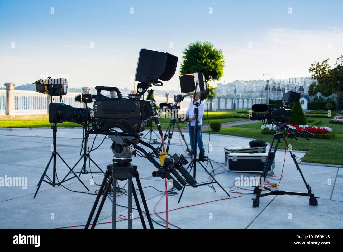 Tv broadcast; le riprese video o la produzione video e film, tv squadra con fotocamera, luce e apparecchiature audio in posizione esterna Foto Stock