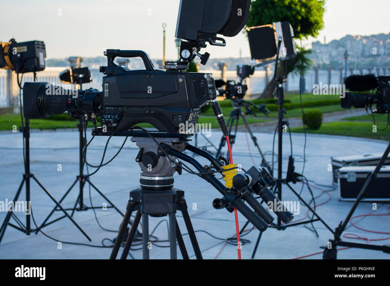 Tv broadcast; le riprese video o la produzione video e film, tv squadra con fotocamera, luce e apparecchiature audio in posizione esterna Foto Stock