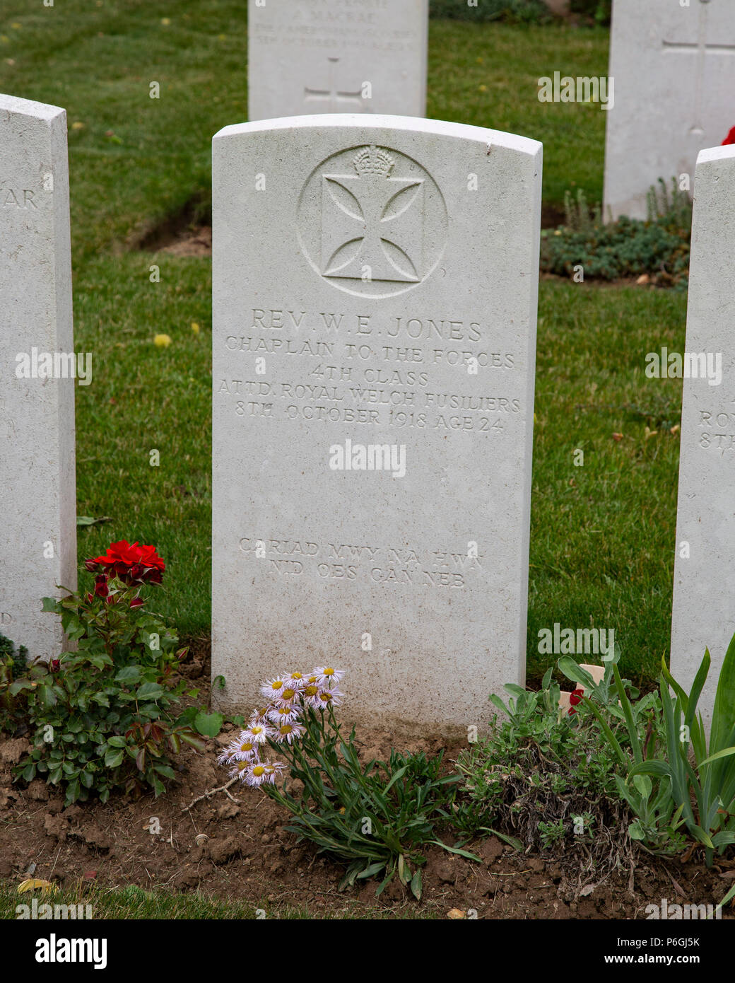 Tomba di cappellano W E Jones nel Prospect Hill Cimitero CWGC, Francia Foto Stock