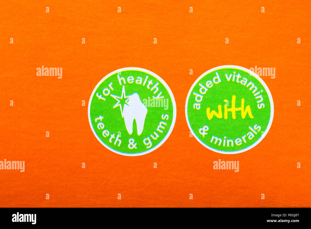 Per sani i denti e le gengive e con aggiunta di vitamine e minerali simboli sulla scatola di Wilko biscotto croccante selezione per cani Foto Stock