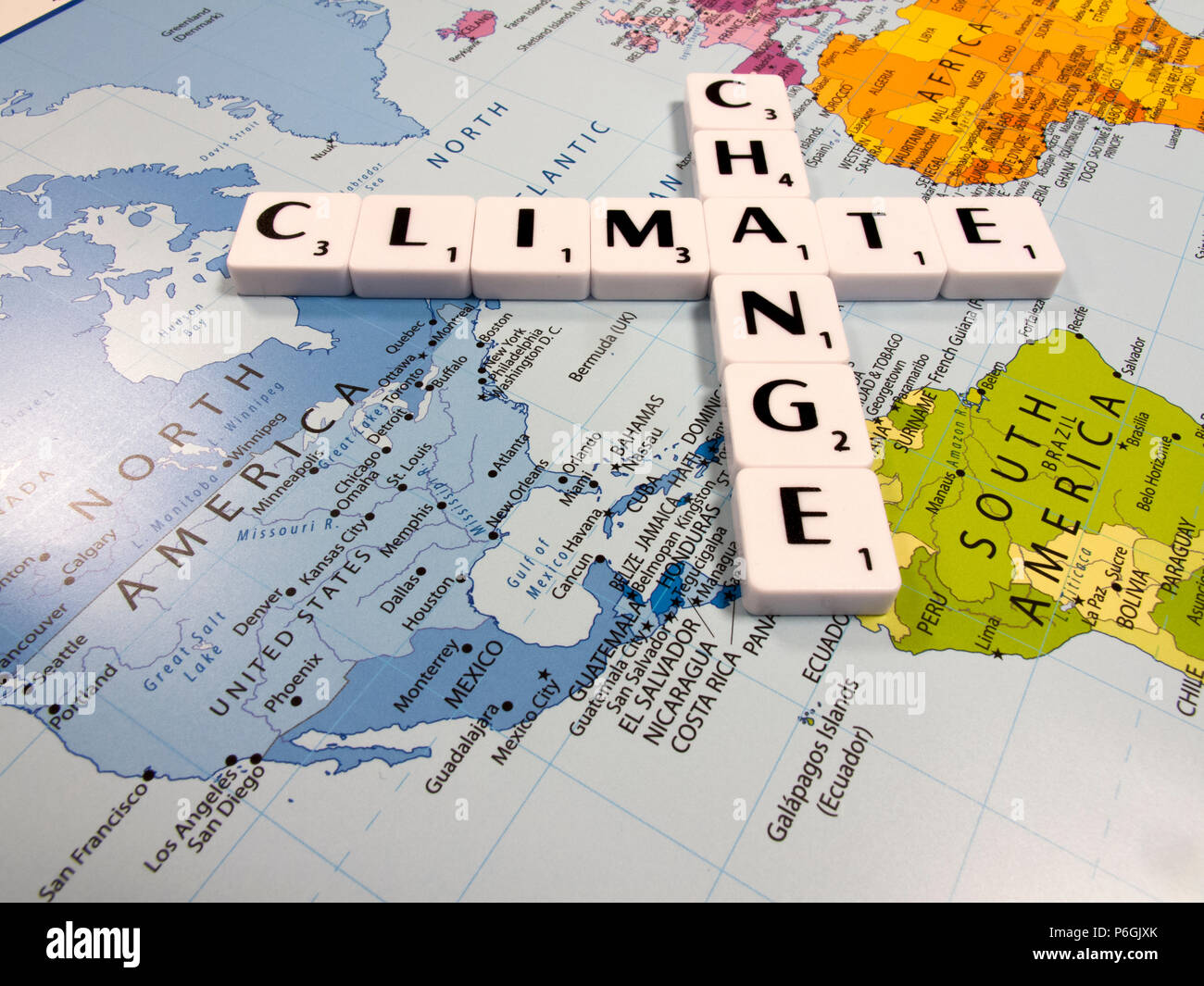 Rappresentazione del cambiamento climatico, la temperatura media globale è aumentata al tasso più veloce della storia registrata, sulla mappa del mondo sullo sfondo Foto Stock