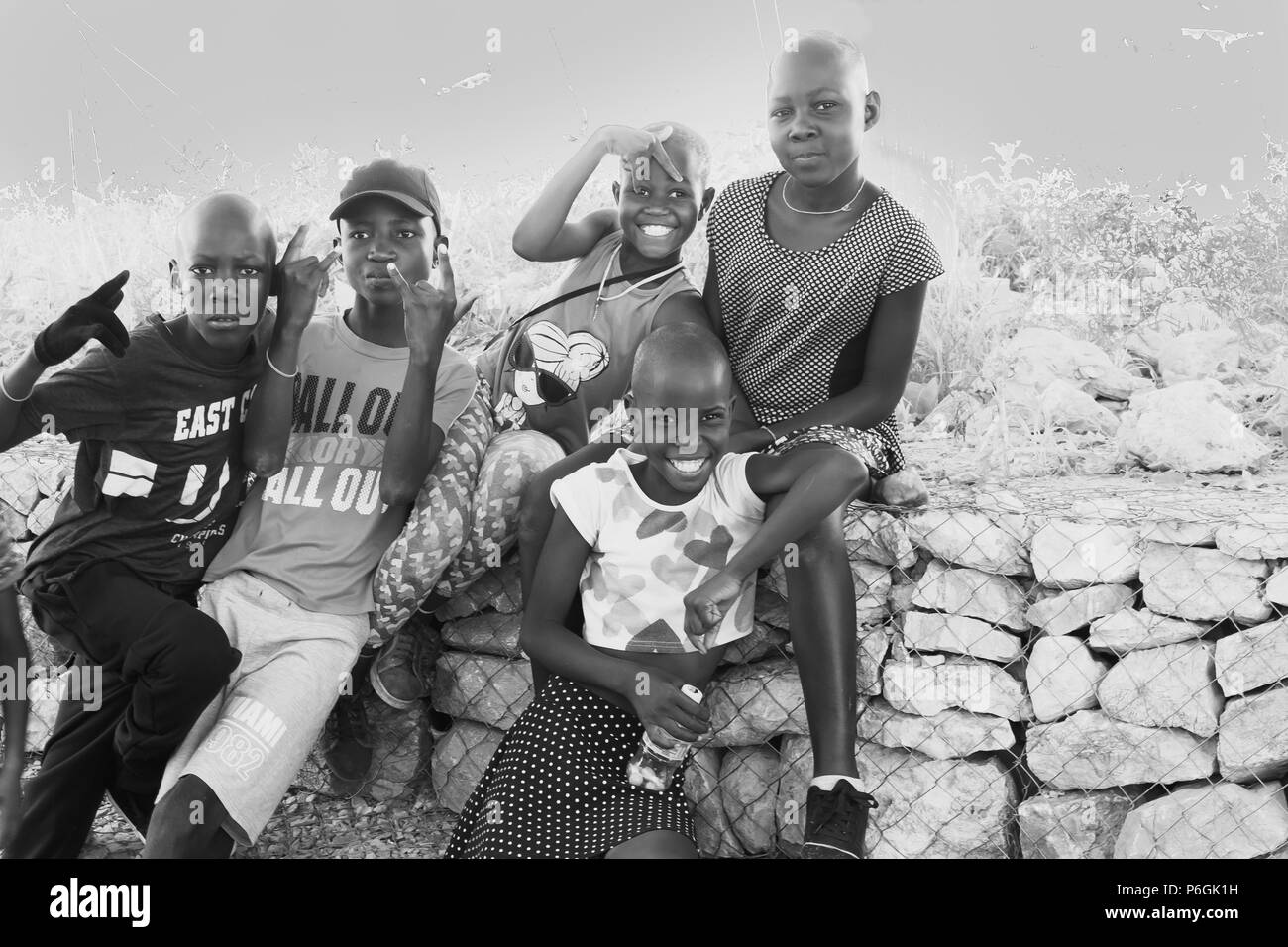 KHOHAXIS, NAMIBIA - 21 maggio 2018; gruppo della gioventù africana felicemente risponde ad essere fotografato Foto Stock