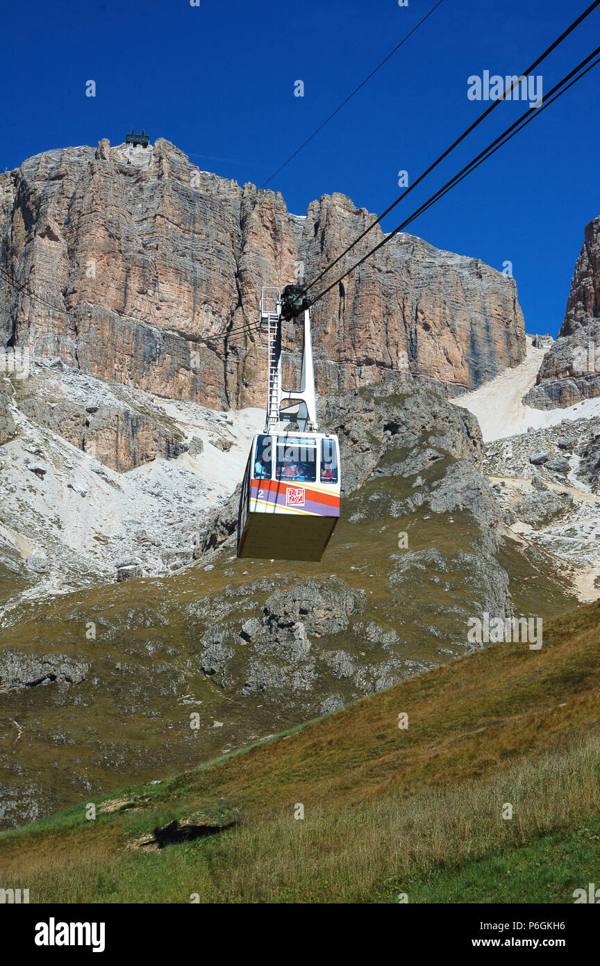 Funivia sul Sass Pordoi, Gruppo Sella, Dolomiti, Italia Foto Stock