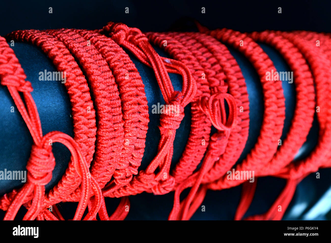 MYSTIC JEWELS - Braccialetto in stile Cabala, in filo rosso, amuleto, protezione dal malocchio, portafortuna e senza metallo, colore: Nero , cod. 1