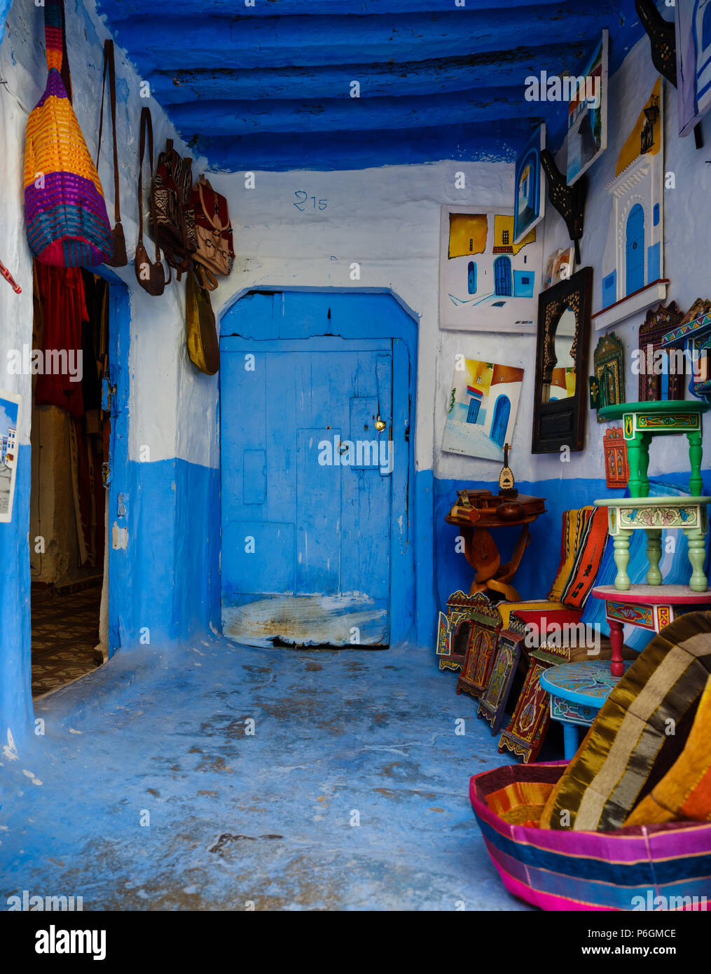 CHEFCHAOUEN, Marocco - circa aprile 2017: tipico souvenir shop di Chefchaouen Foto Stock