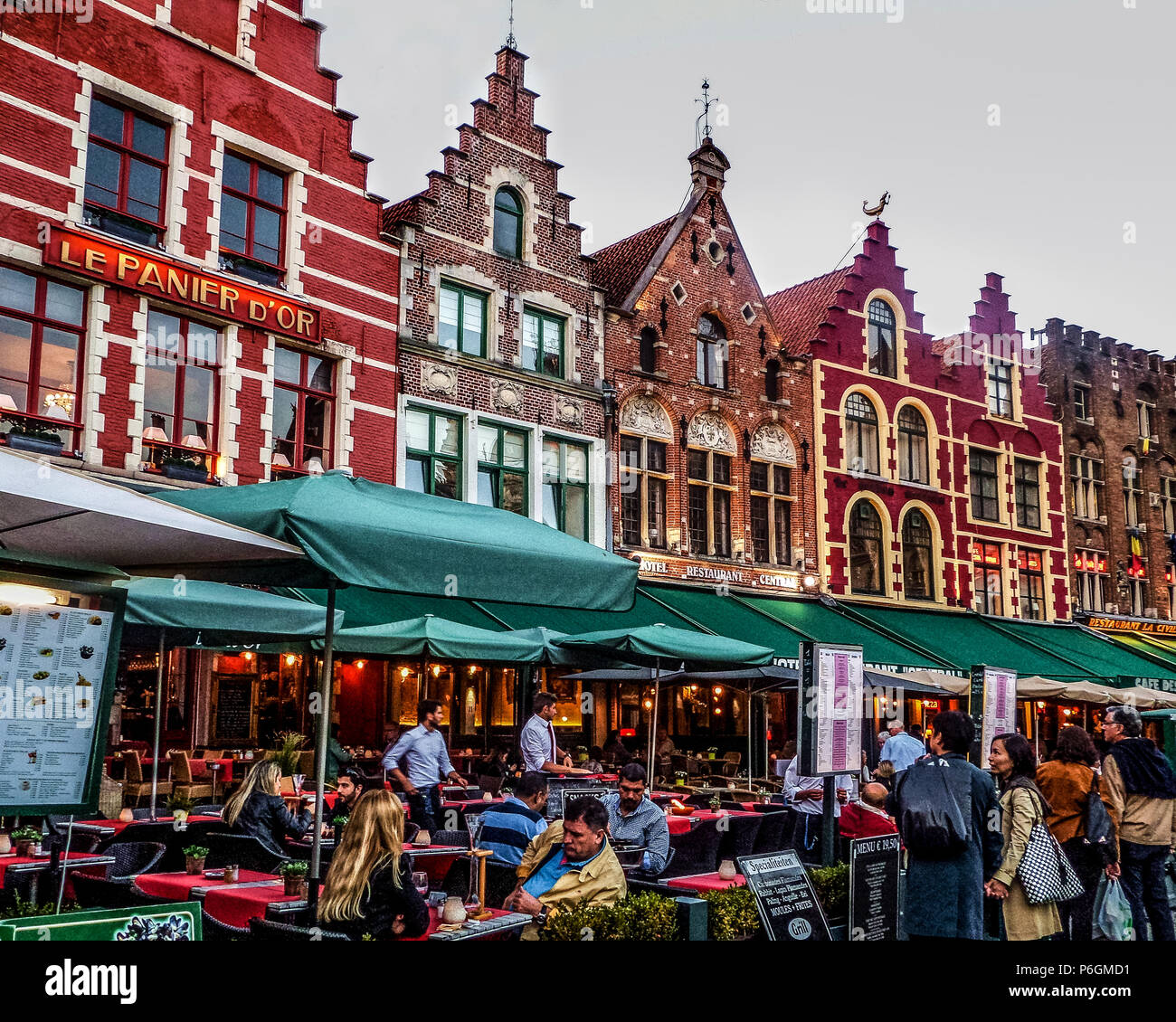 Esclusiva architettura belga e ristoranti in Bruges square. Foto Stock