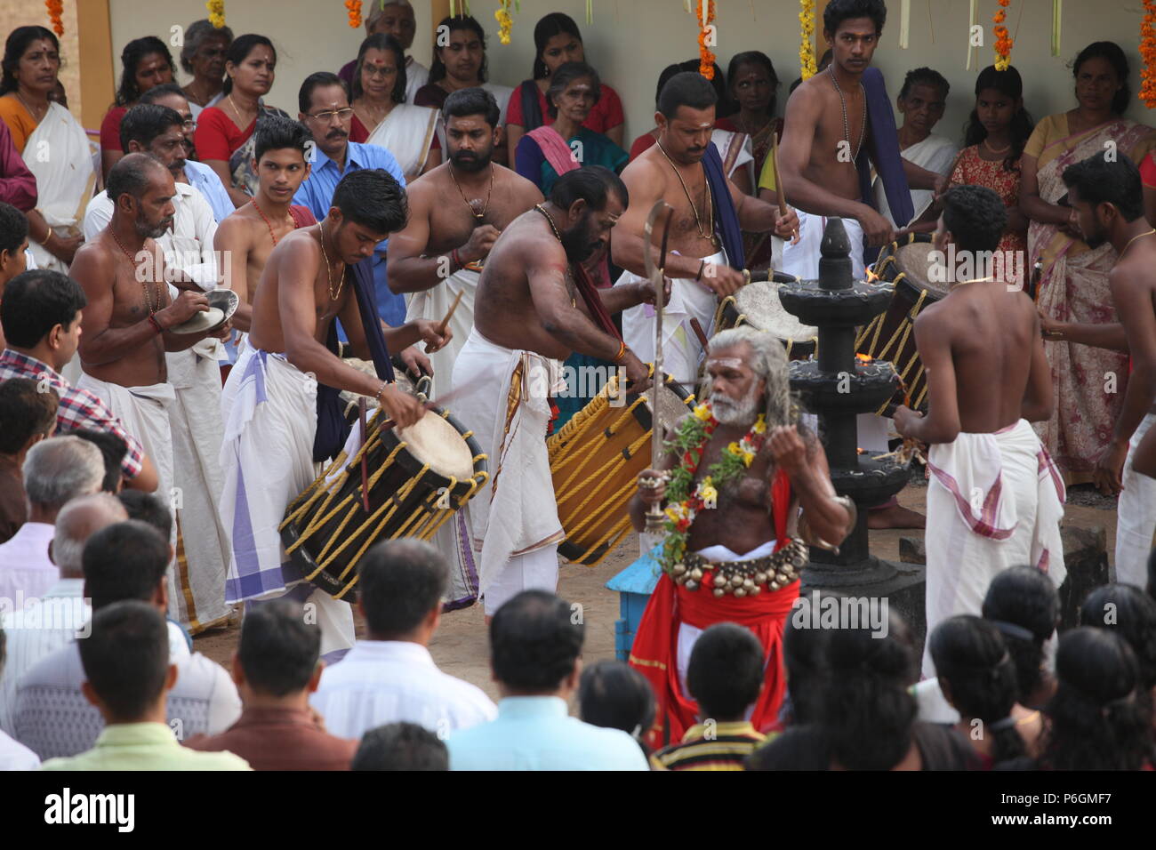 Para eduppu è un costume popolare in kerala bhagavathi templi.velichappad o Oracle e il suo team visita le case di benedire i devoti. Foto Stock