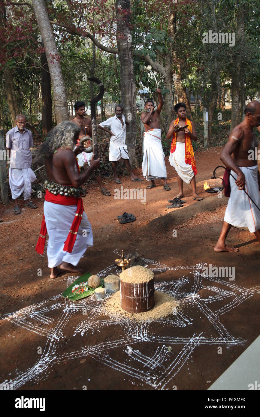 Para eduppu è un costume popolare in kerala bhagavathi templi.velichappad o Oracle e il suo team visita le case di benedire i devoti. Foto Stock