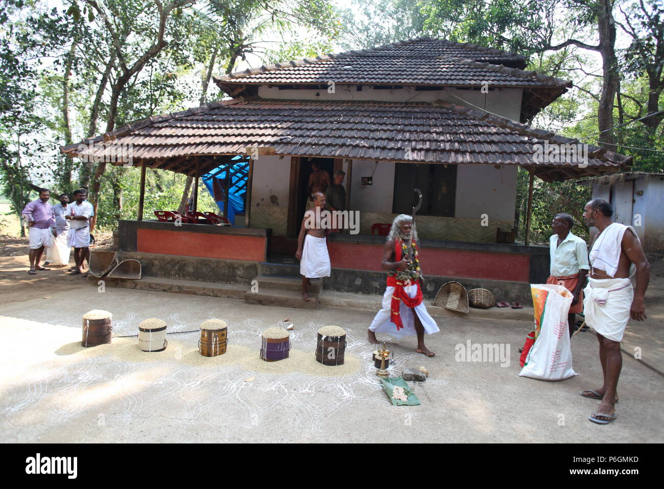 Para eduppu è un costume popolare in kerala bhagavathi templi.velichappad o Oracle e il suo team visita le case di benedire i devoti. Foto Stock