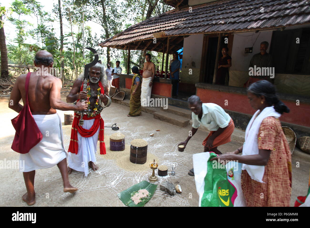 Para eduppu è un costume popolare in kerala bhagavathi templi.velichappad o Oracle e il suo team visita le case di benedire i devoti. Foto Stock