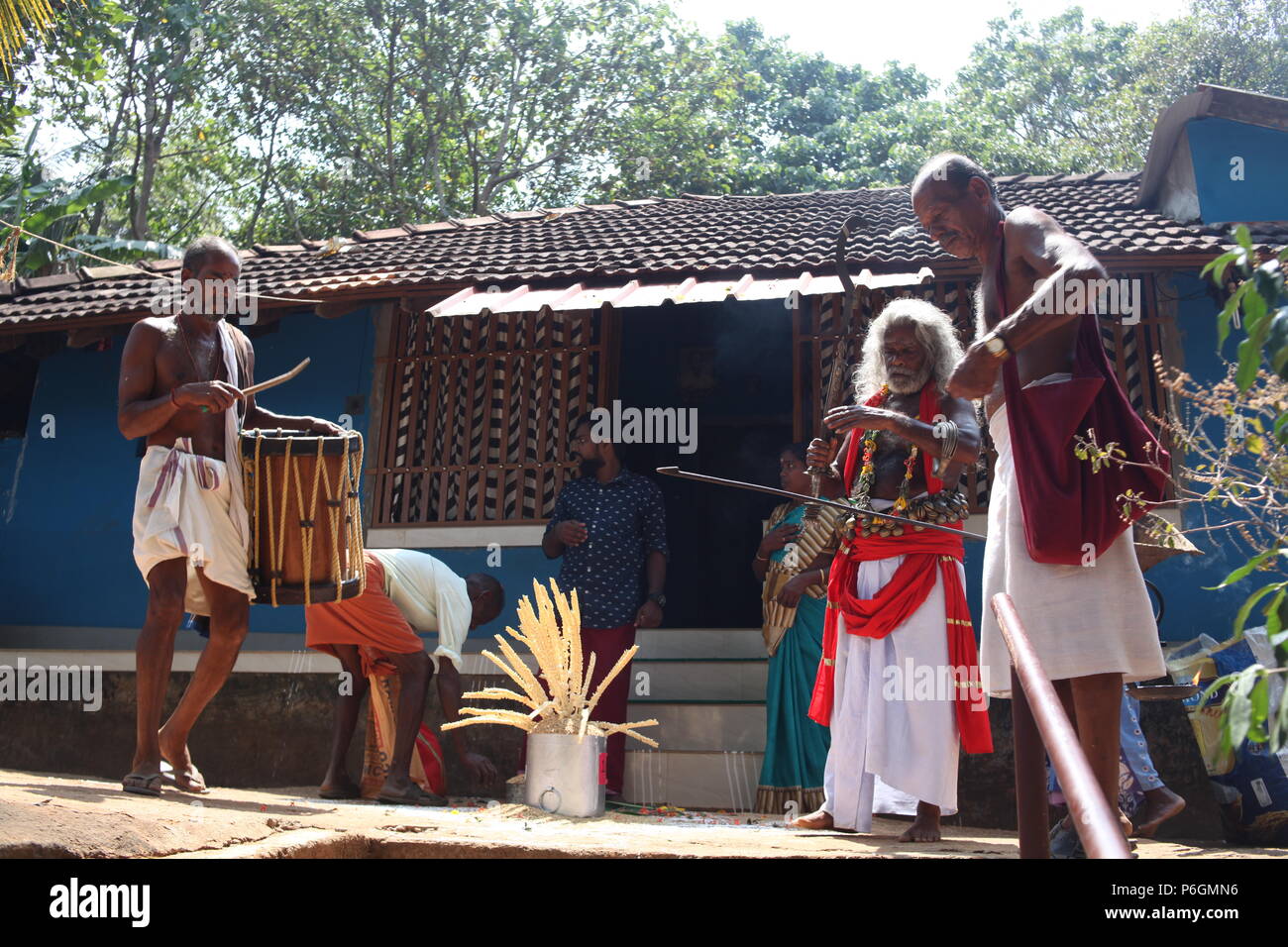 Para eduppu è un costume popolare in kerala bhagavathi templi.velichappad o Oracle e il suo team visita le case di benedire i devoti. Foto Stock