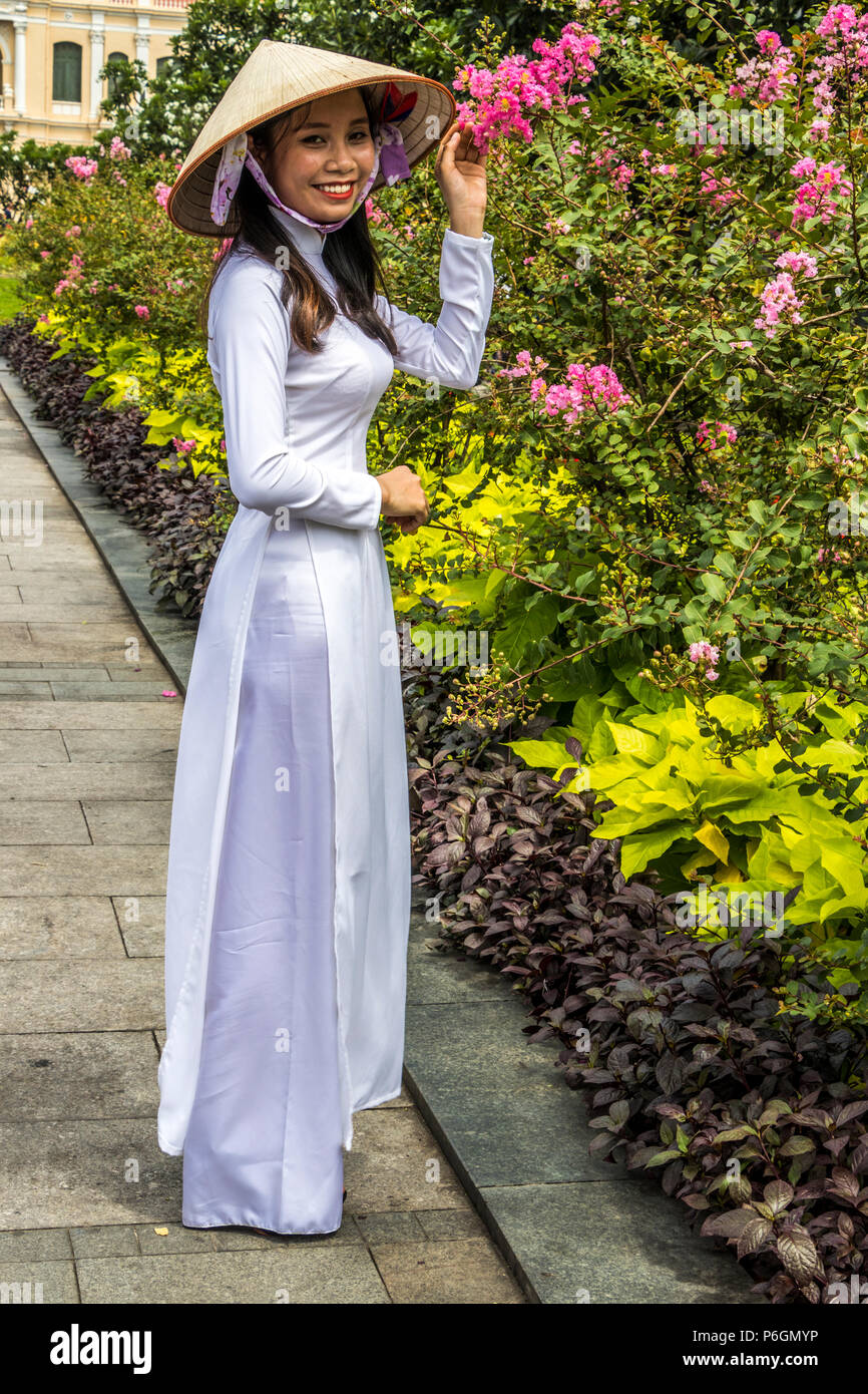 La ragazza di Ao Dai tradizionale vietnamita accappatoio per le femmine Ho Chi Minh (Saigon) Vietnam Foto Stock