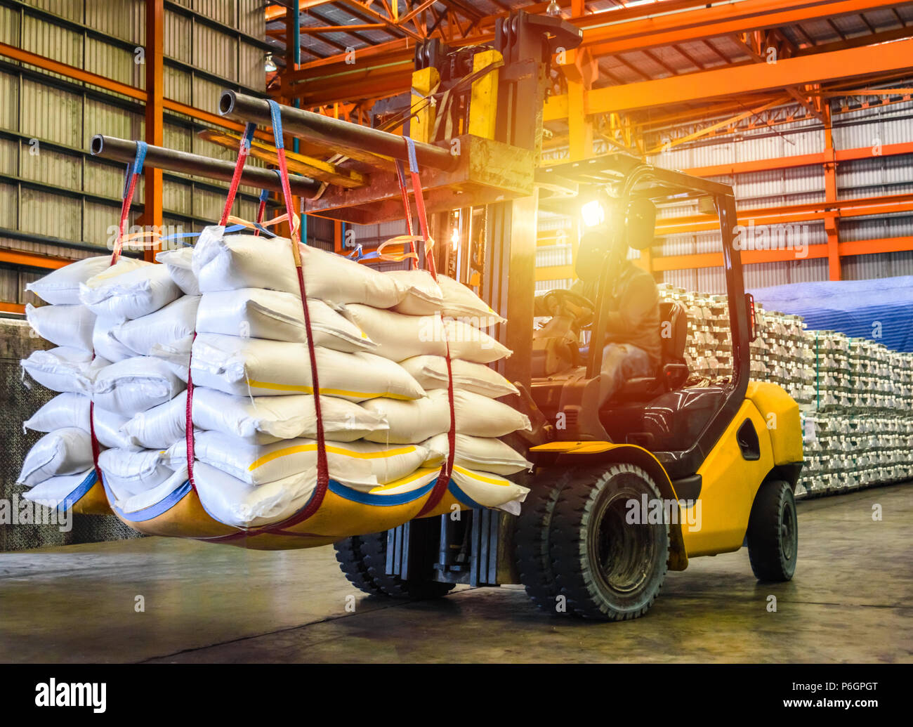 Carrello di movimentazione dello zucchero bianco all'interno di sacchetti di magazzino per l'esportazione. Distribuzione, Logistica Import Export, operazione di magazzino, concetto di trading. Foto Stock