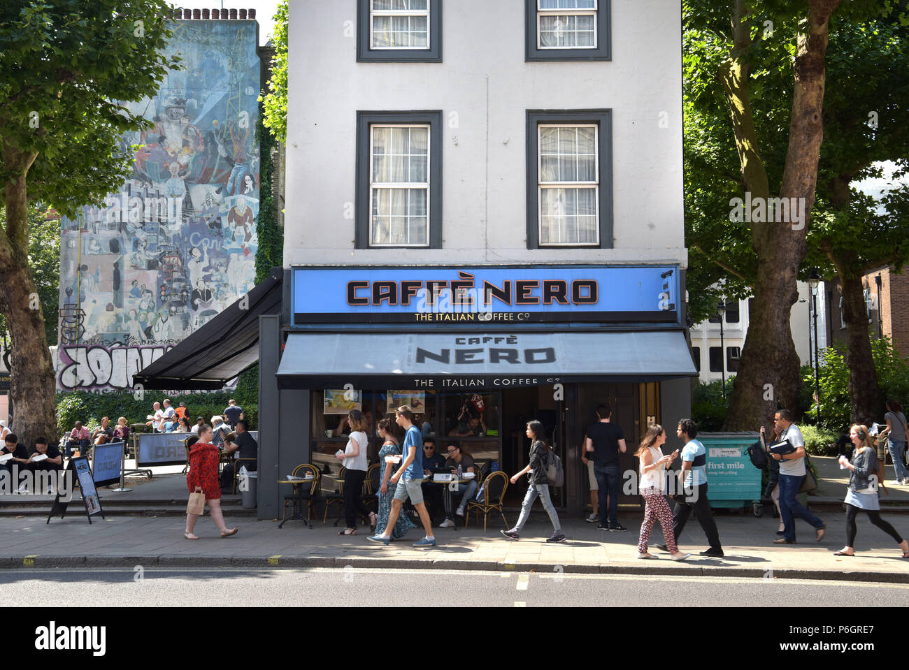 Un ramo della caffetteria, Caffé Nero su Tottenham Court Road, Londra centrale Foto Stock