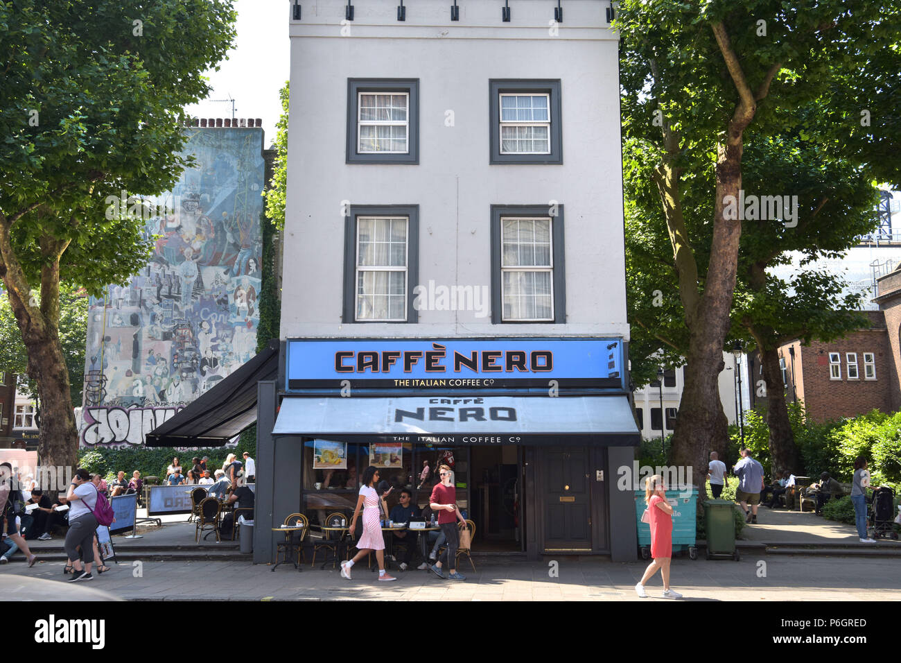 Un ramo della caffetteria, Caffé Nero su Tottenham Court Road, Londra centrale Foto Stock