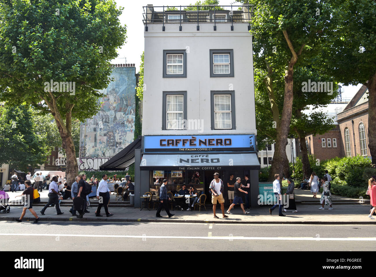 Un ramo della caffetteria, Caffé Nero su Tottenham Court Road, Londra centrale Foto Stock