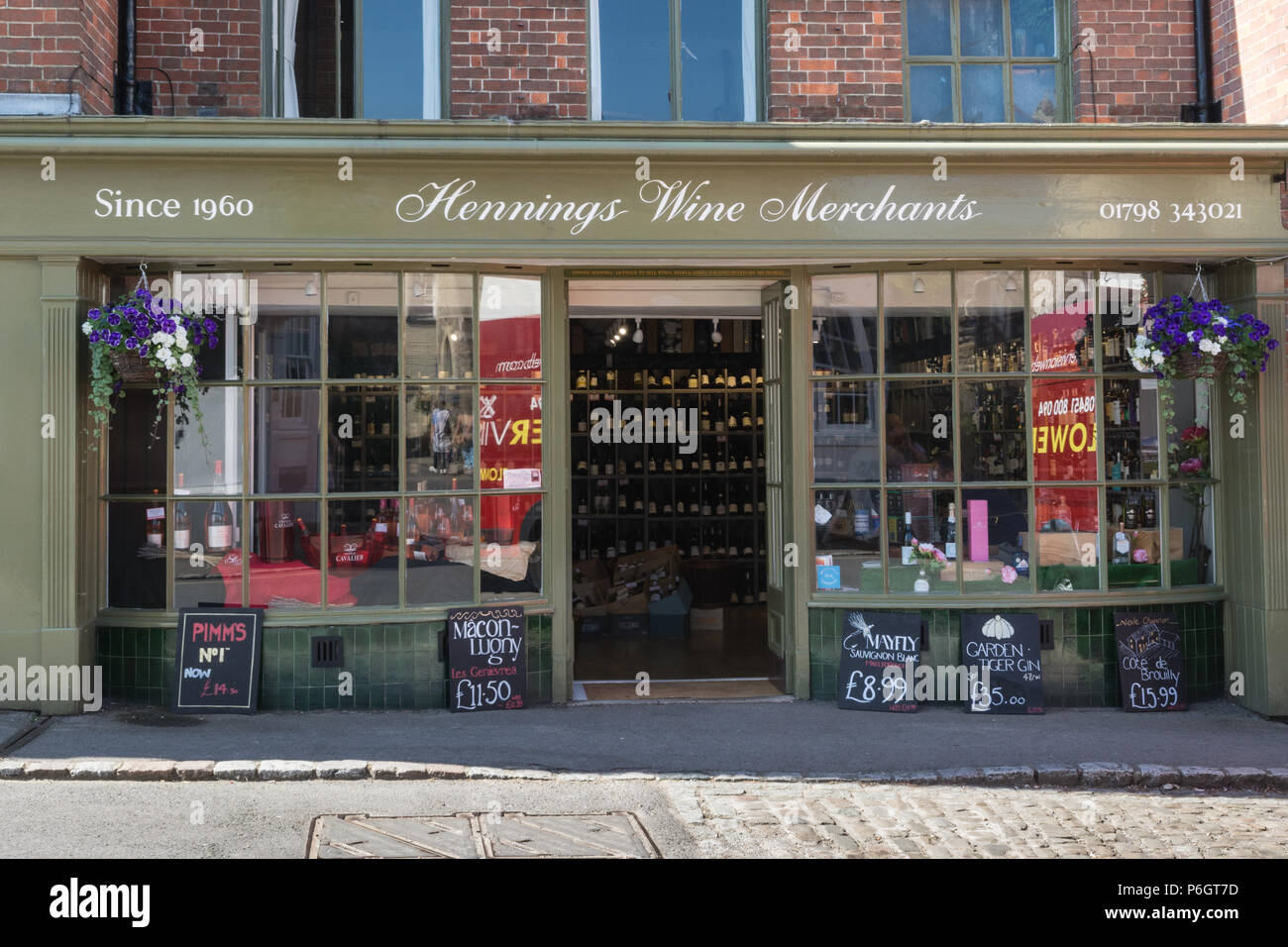 Hennings commercianti di vino shop in Petworth, West Sussex, Regno Unito Foto Stock