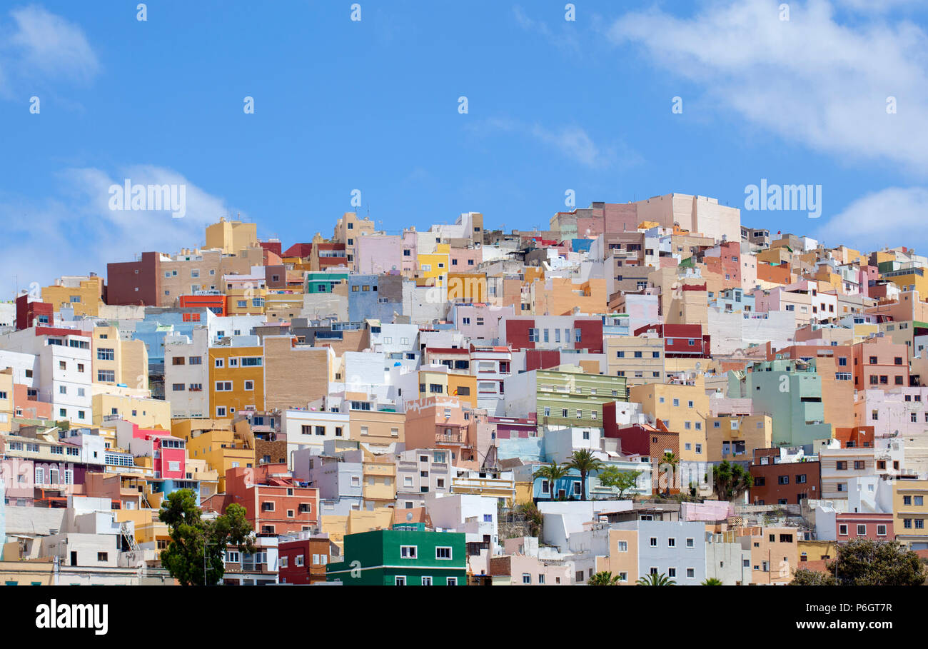 Las Palmas de Gran Canaria, colorato flat-case con tetti di Risco de San Jose, una delle piccole colline che appartengono alla città Foto Stock