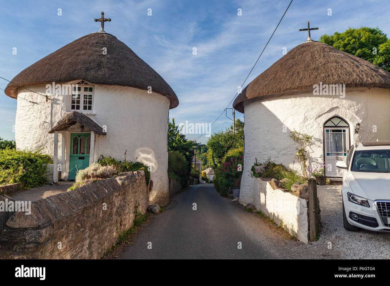 Vista delle antiche case rotonde veryan nella penisola di roseland Cornwall Regno Unito Foto Stock