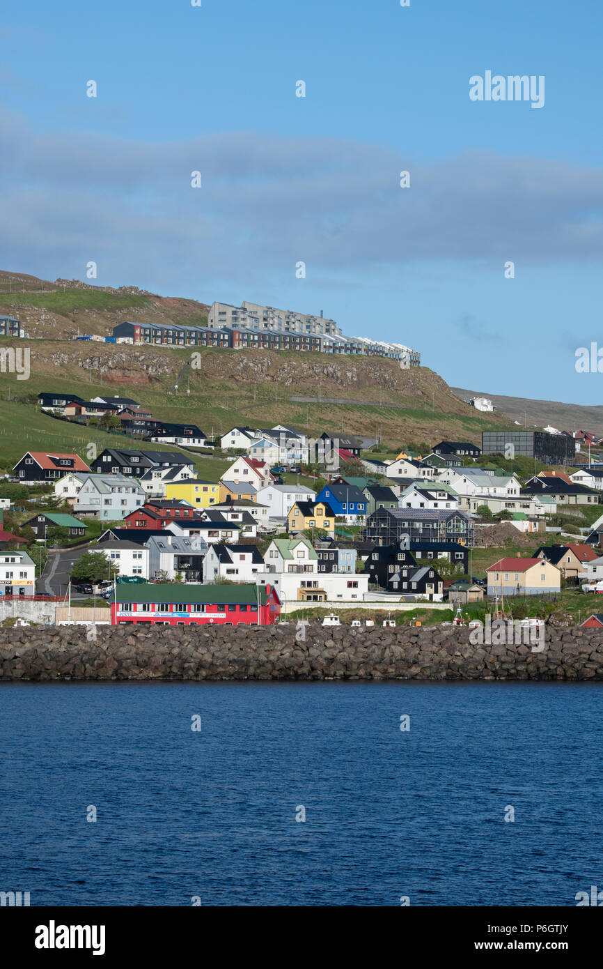Danimarca, Isole Faerøer. Vista costiera di Torshavn, la città capitale di Isole Faerøer. Tipico dipinto luminosamente waterfront case. Foto Stock