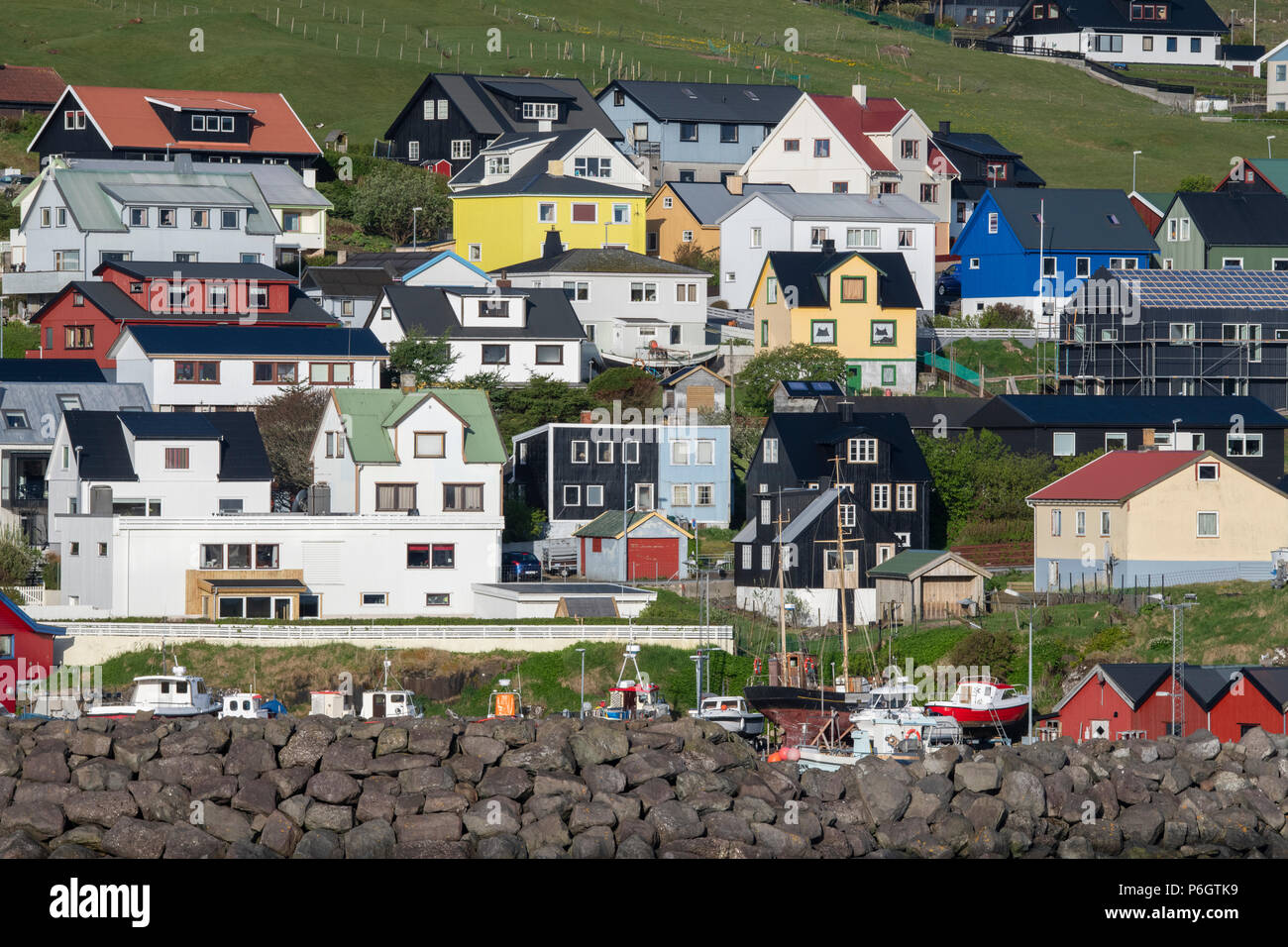 Danimarca, Isole Faerøer. Vista costiera di Torshavn, la città capitale di Isole Faerøer. Tipico dipinto luminosamente waterfront case. Foto Stock