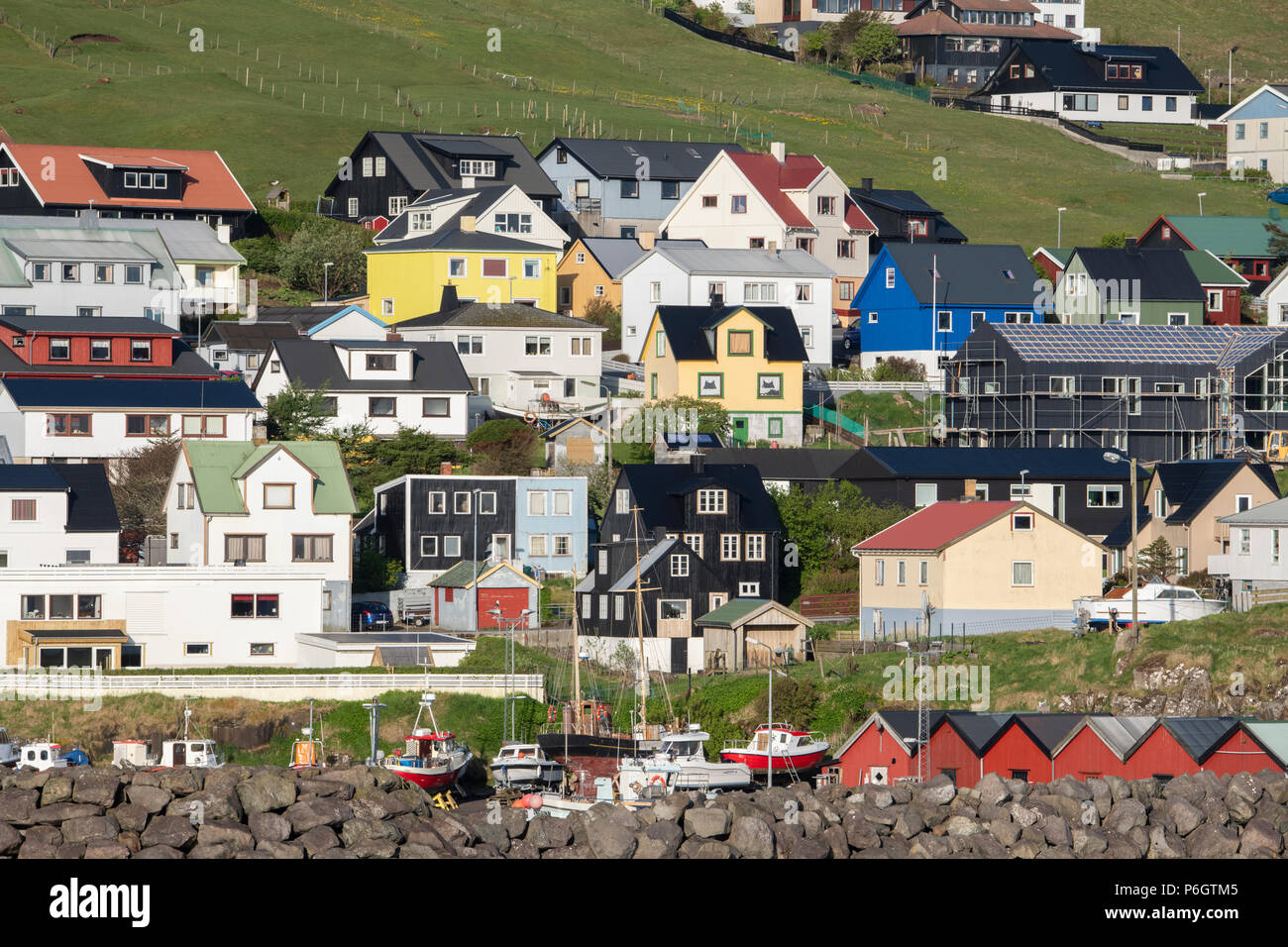 Danimarca, Isole Faerøer. Vista costiera di Torshavn, la città capitale di Isole Faerøer. Tipico dipinto luminosamente waterfront case. Foto Stock