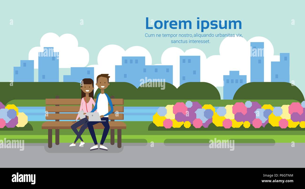 Il parco della città africana di giovane uomo con laptop donna seduta panca in legno del prato verde fiori alberi cityscape modello copia di sfondo spazio piatto orizzontale Illustrazione Vettoriale