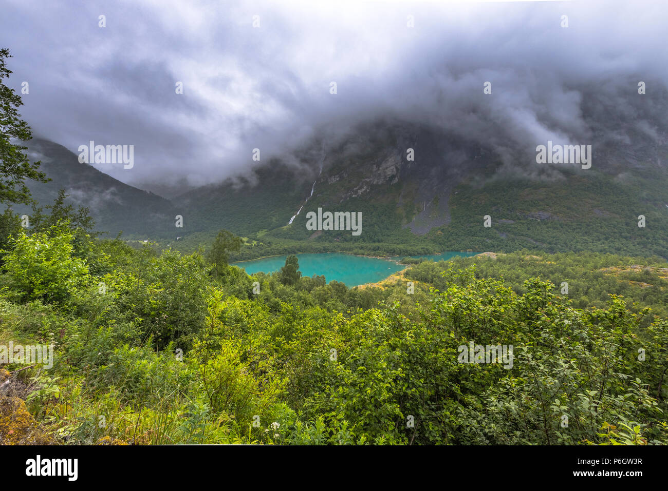 L'uscita di una caduta di massi e di disastro storico al lago Lovatnet, Loen, Norvegia, Loendalen memorial presso la riva Foto Stock