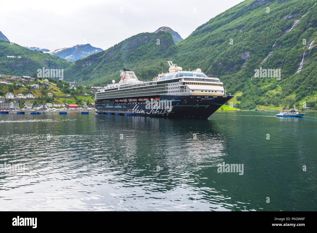 La nave di crociera nella baia di Geiranger, Norvegia Foto Stock
