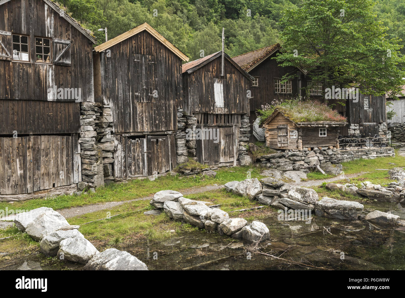 Vecchi capannoni e boathouses in legno del villaggio di Geiranger, Norvegia, old town Foto Stock