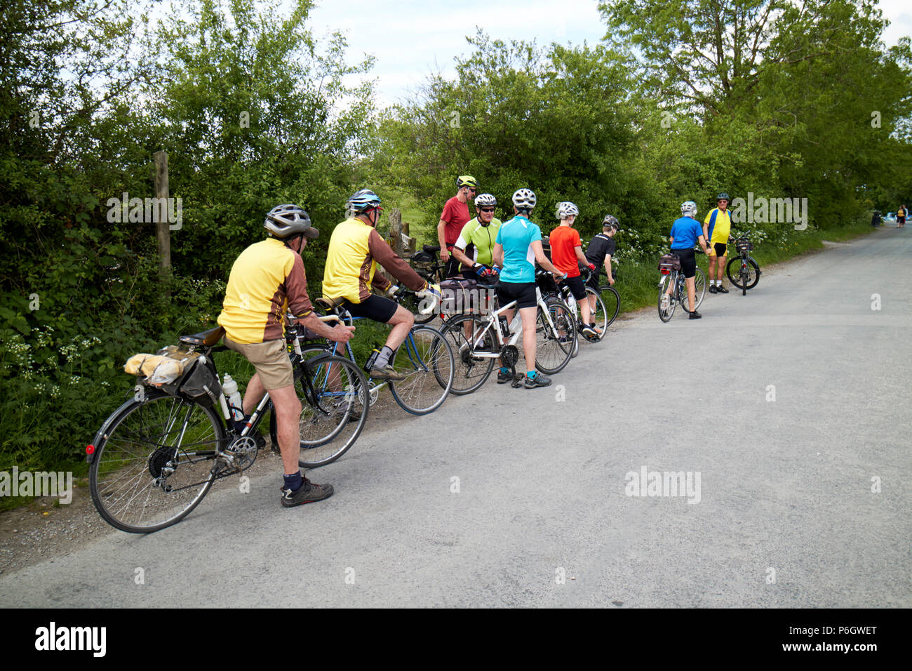 Un gruppo di ciclisti su una gita in bici su un vicolo del paese nel distretto del lago Cumbria Inghilterra England Regno Unito Foto Stock