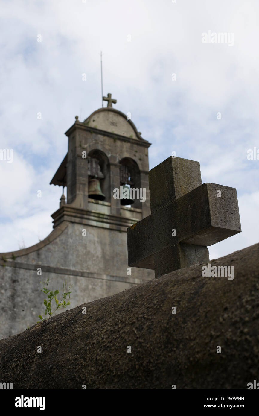 Croce ed il cimitero Foto Stock