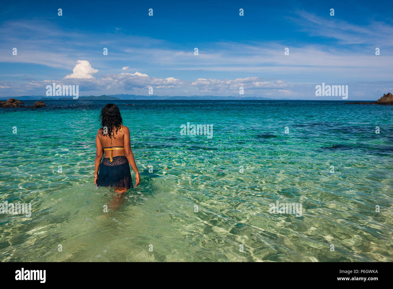 Donna panamense in chiaro e acque trasparenti a Coiba Island National Park, Pacific Coast, provincia di Veraguas, Repubblica di Panama. Foto Stock