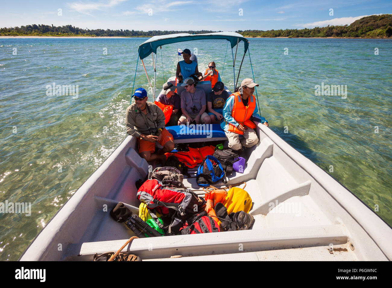 Natura dei turisti in una barca ad esplorare le coste di Coiba island national park, Pacific Coast, provincia di Veraguas, Repubblica di Panama. Foto Stock