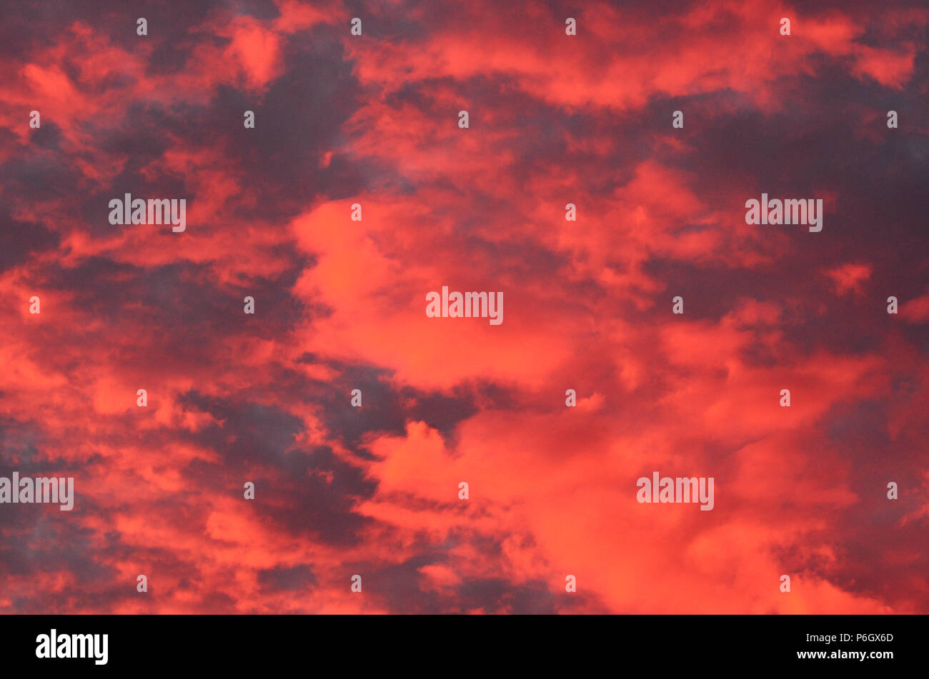 Moody NUVOLOSO TRAMONTO con arancia e toni di viola Foto Stock