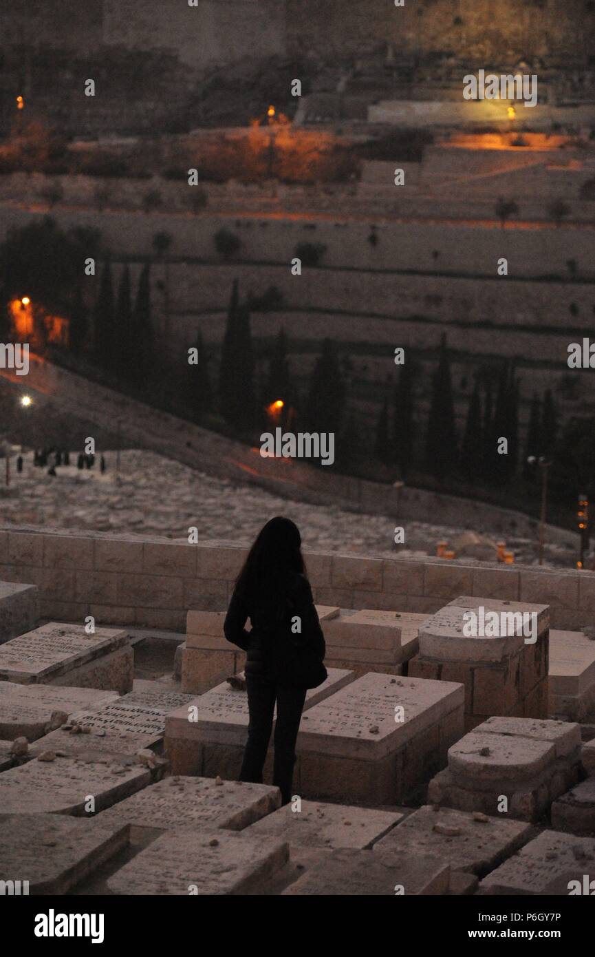 Israele. Gerusalemme. Il monte degli Ulivi. Cimitero ebraico. Donna che prega. Foto Stock