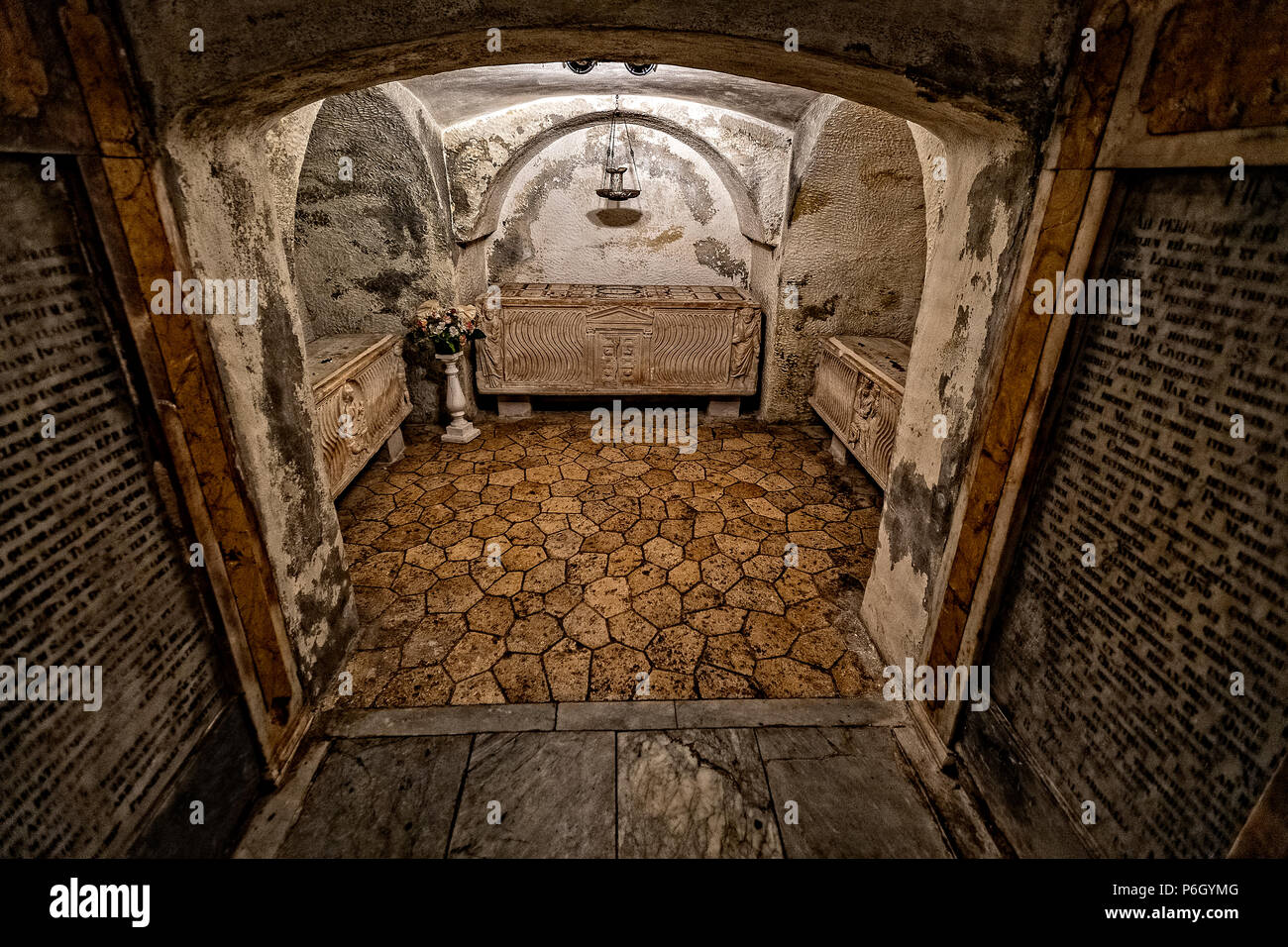 Italia Sardegna Porto Torres - Basilica di San Gavino, San Proto e Gianuario San - la cripta con le reliquie di San Gavino, Proto e Gianuario Foto Stock