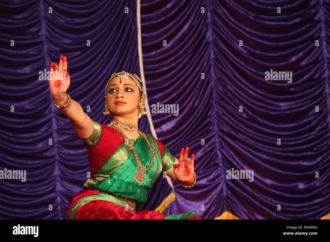 Il BHARATA NATYAM è uno degli otto di danza classica con forme di india,da parte dello stato del Tamil Nadu.Le foto vengono da diverse performance sul palco Foto Stock