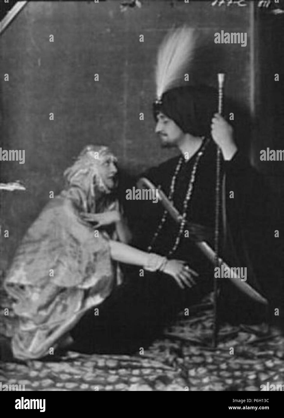 Inglese: James Ben Ali Haggin III e Helen Roche (1915). Produzione teatrale, fotografia di Arnold Genthe.[1] . 1915 55 James Ben Ali Haggin III e Helen Roche (1915) Foto Stock