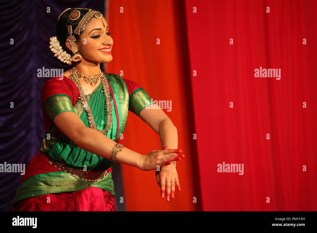 Il BHARATA NATYAM è uno degli otto di danza classica con forme di india,da parte dello stato del Tamil Nadu.Le foto vengono da diverse performance sul palco Foto Stock