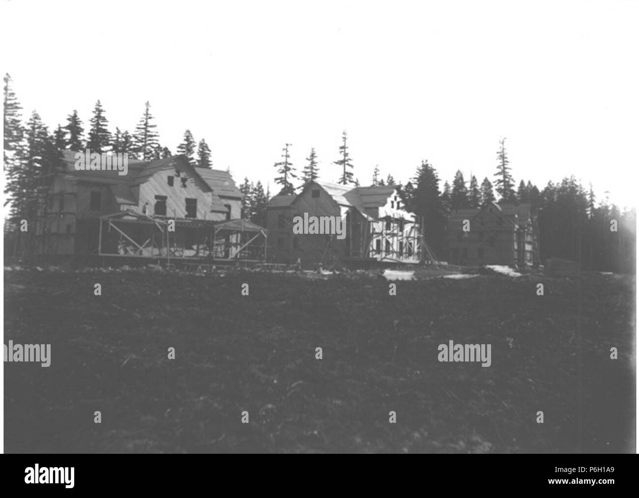 . Inglese: costruzione di ufficiali quarti a Fort Lawton, Washington, 6 novembre 1898 . Inglese: Testo da Kiehl log: edifici. Esercito post. Novembre 6, 1898 soggetti (LCTGM): ufficiali' quarti--Washington (stato)--Seattle soggetti (LCSH): Stati Uniti. Esercito--Caserme e quarti; Fort Lawton (Seattle, Washington); basi militari--Washington (stato)--Seattle concetti: la guerra e il militare . 1898 11 Costruzione di ufficiali quarti a Fort Lawton, Washington, 6 novembre 1898 (KIEHL 180) Foto Stock