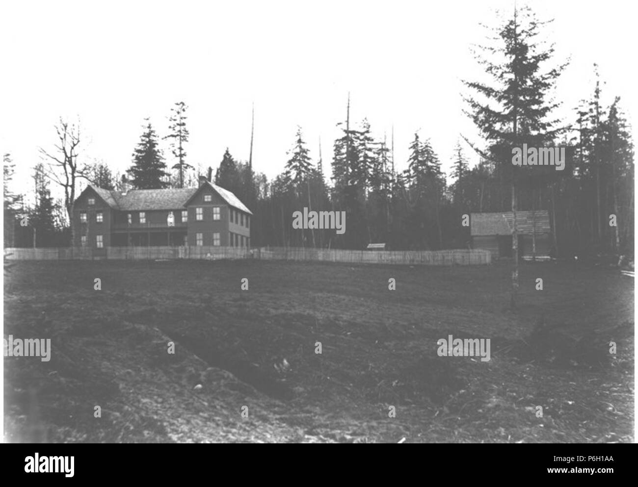 . Inglese: Costruzione casa dipendenti e stabile, Fort Lawton, Washington, 16 marzo 1899 . Inglese: Testo da Kiehl log: dipendenti house e stabile. Marzo 16, 1899. Soggetti (LCSH): lavoratori edili--Alloggiamento--Washington (stato)--Fort Lawton (Seattle); maneggio--Washington (stato)--Fort Lawton (Seattle); recinti di legno--Washington (stato)--Fort Lawton (Seattle); Fort Lawton (Seattle, Washington); basi militari--Washington (stato)--Seattle concetti: la guerra e il militare . 1899 11 Costruzione dipendenti house e stabile, Fort Lawton, Washington, 16 marzo 1899 (KIEHL 5) Foto Stock
