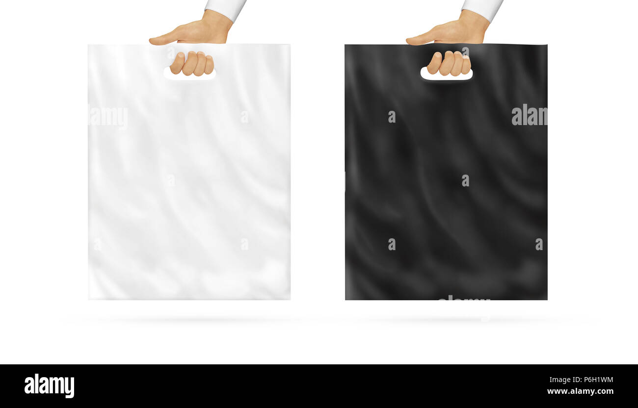 Vuoto il sacchetto in plastica mock up impostata tenendo in mano. Svuotare il pacchetto di polietilene mockup in bianco e nero, tenere in armi isolato. Confezione per il consumatore pronto per il logo o la presentazione di identità. Prodotto pacchetto di cibo. Foto Stock