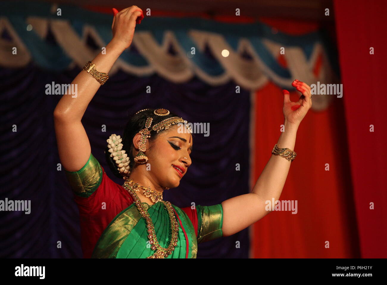 Il BHARATA NATYAM è uno degli otto di danza classica con forme di india,da parte dello stato del Tamil Nadu.Le foto vengono da diverse performance sul palco Foto Stock