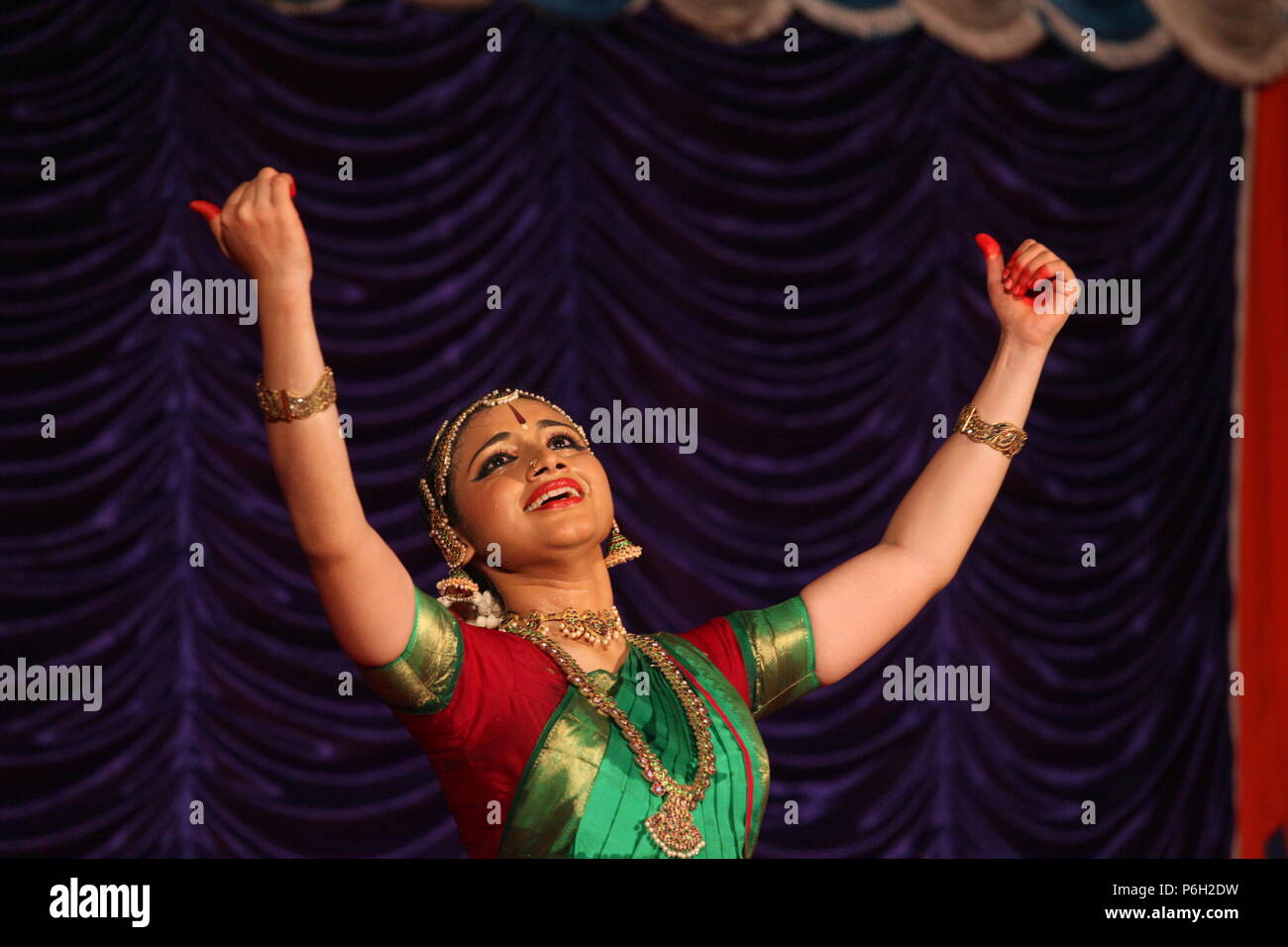 Il BHARATA NATYAM è uno degli otto di danza classica con forme di india,da parte dello stato del Tamil Nadu.Le foto vengono da diverse performance sul palco Foto Stock